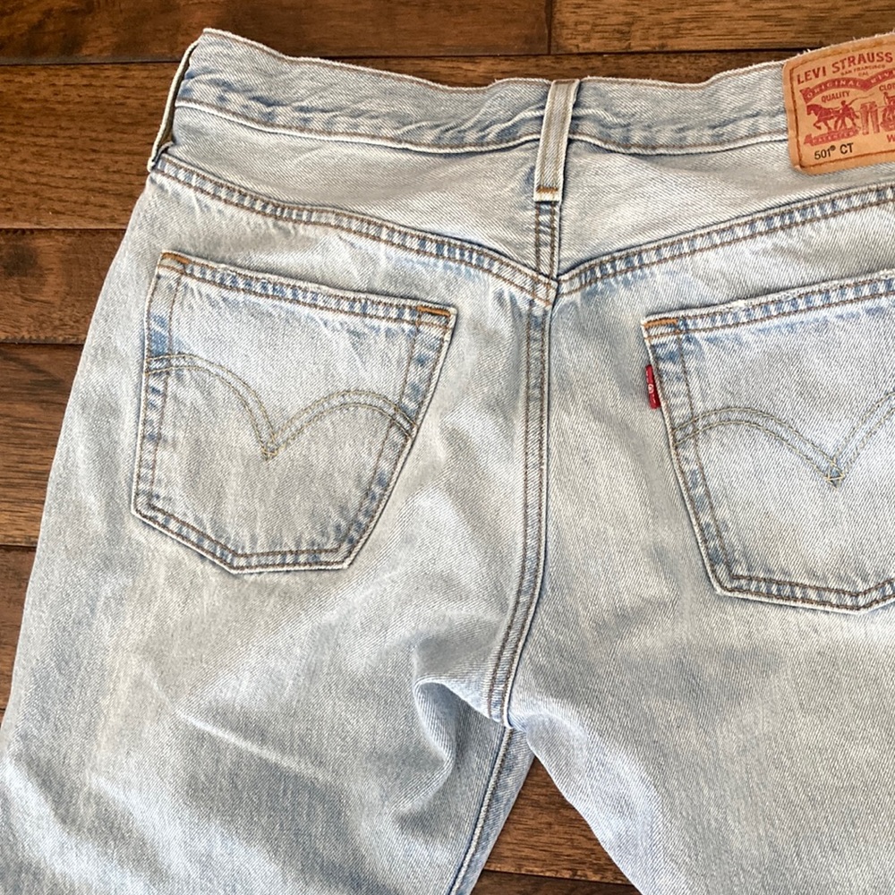NWOT. Light blue distressed Levi’s 501 button fly-Size 28x32.